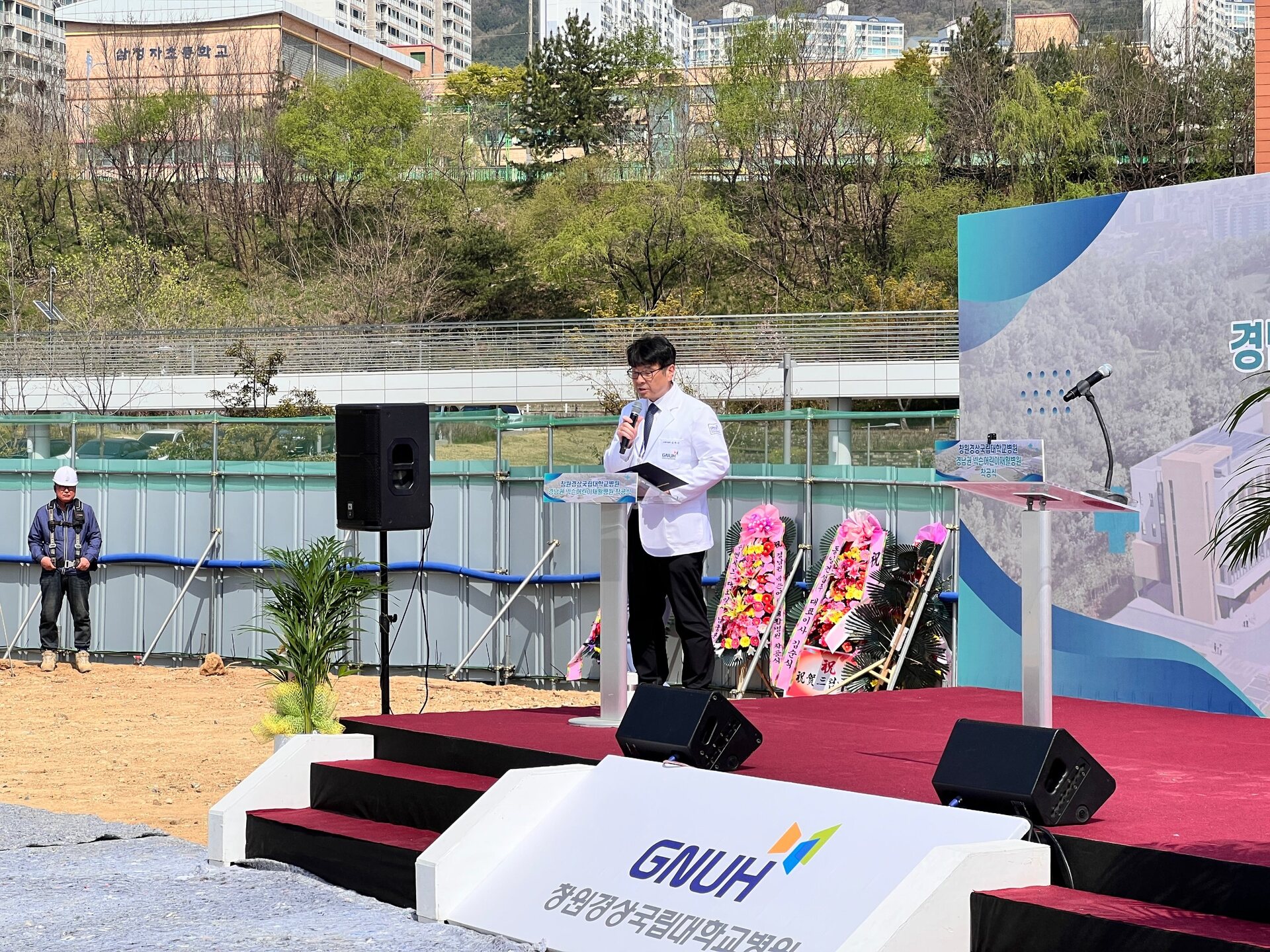 야외 기공식을 위해 설치한 무대와 음향 장비