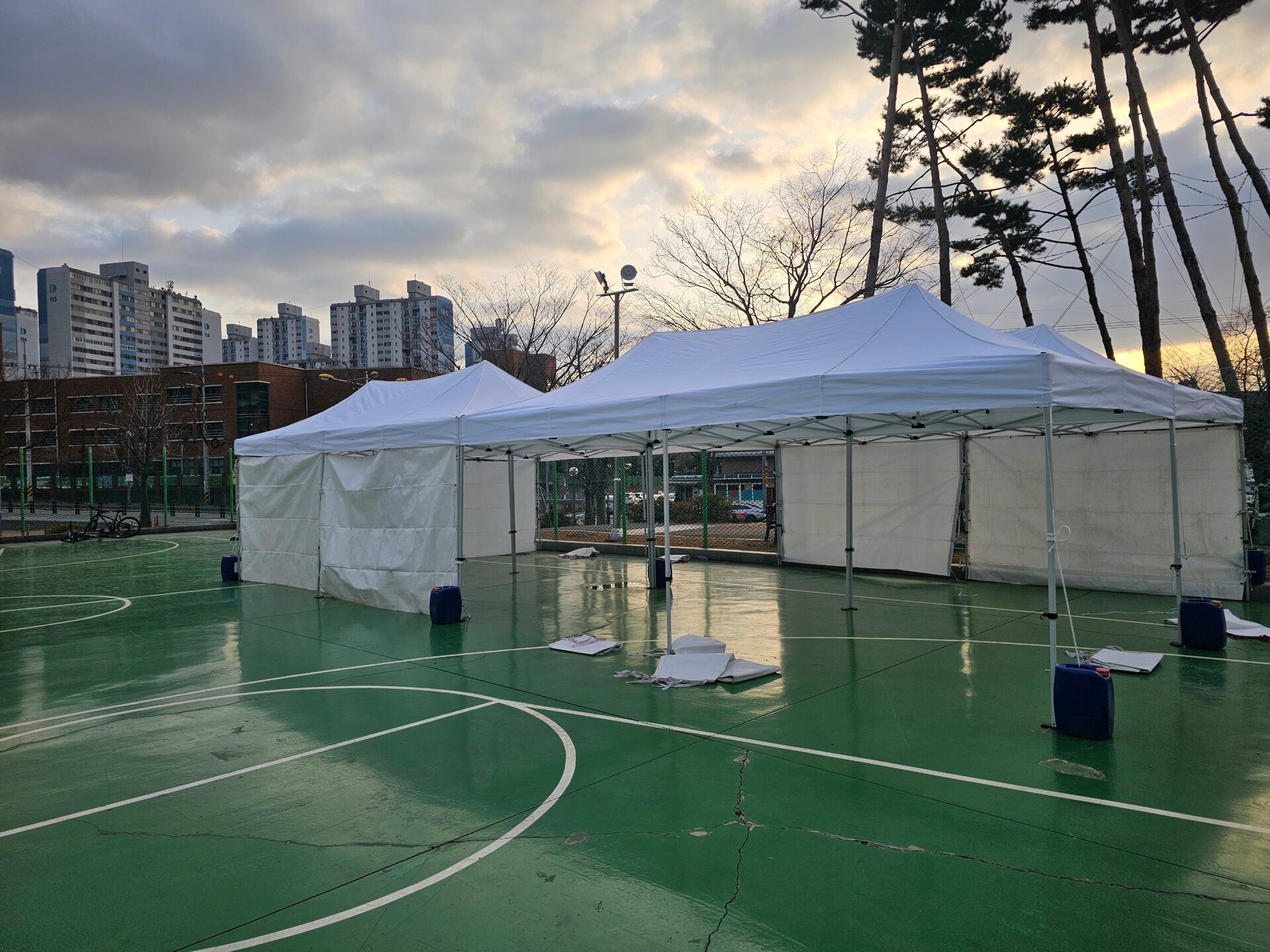 운동장에 몽골텐트를 설치해 마련한 참가자 대기 공간